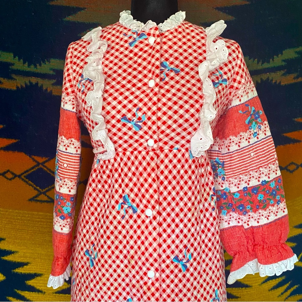 Vintage JR. Bazaar Union Made Quilted House Robe. Button up. Small. Pocket.